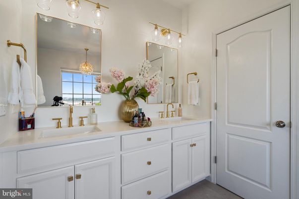 Bathroom, Dual Sink Vanities, Interior