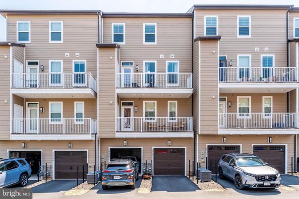 Attached, Exterior, Facade, Rowhouse