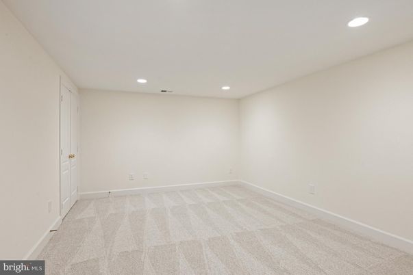 Empty room, Interior, Recessed Lighting