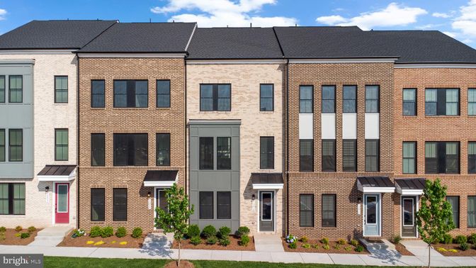 Exterior, Facade, Brick Facade, Rowhouse