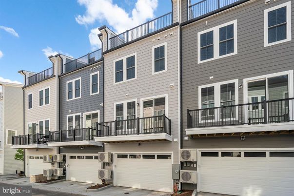 Attached, Exterior, Facade, Rowhouse