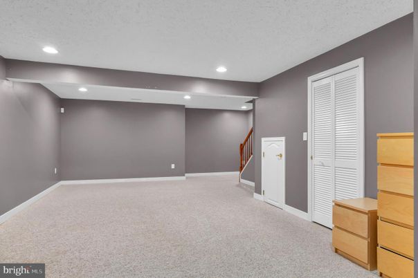 Empty room, Interior, Recessed Lighting
