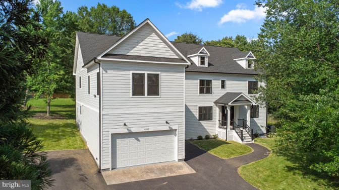 Attached, Exterior, Facade, Cape Cod