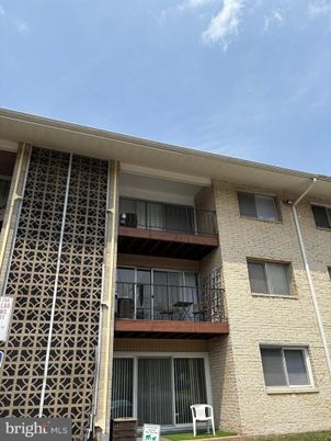 Exterior, Facade, Rowhouse