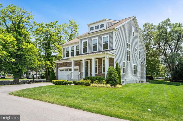Attached, Exterior, Facade, American Foursquare