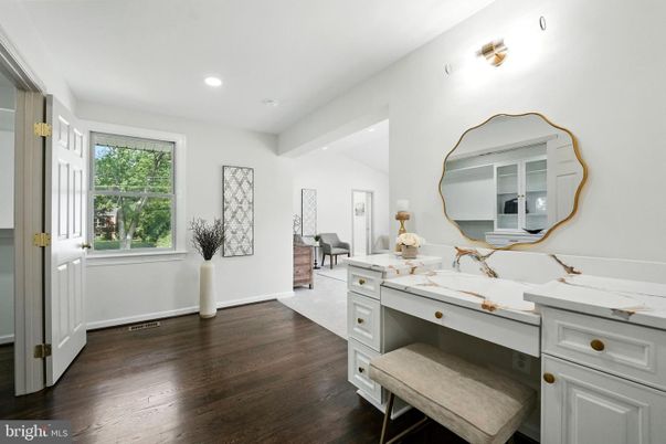 Bathroom, Interior, Recessed Lighting, Wood Texture Flooring