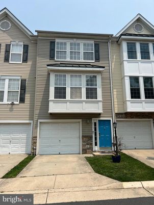 Attached, Exterior, Facade, Rowhouse