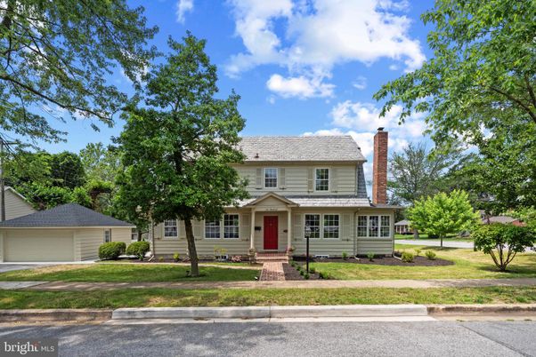 Attached, Detached Garage, Exterior, Facade, American Foursquare