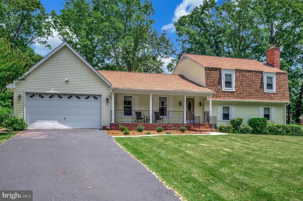 Attached, Exterior, Facade, Ranch