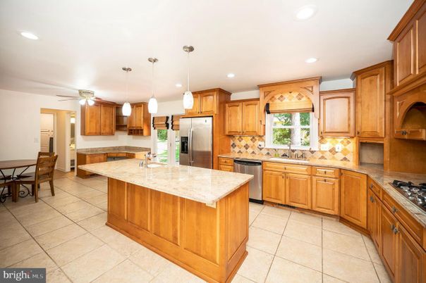 Dining room, Interior, Kitchen, Pendant Lights, Recessed Lighting, Stainless Steel Appliances