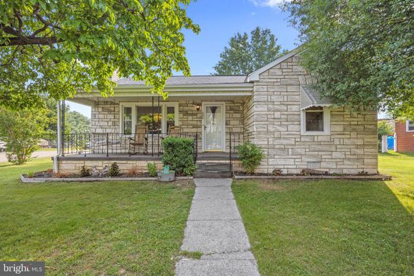 Exterior, Facade, Ranch
