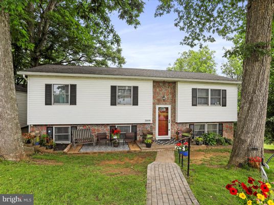 Backyard, Exterior, Facade, Raised Ranch
