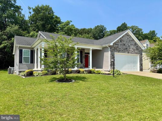 Attached, Exterior, Facade, Ranch