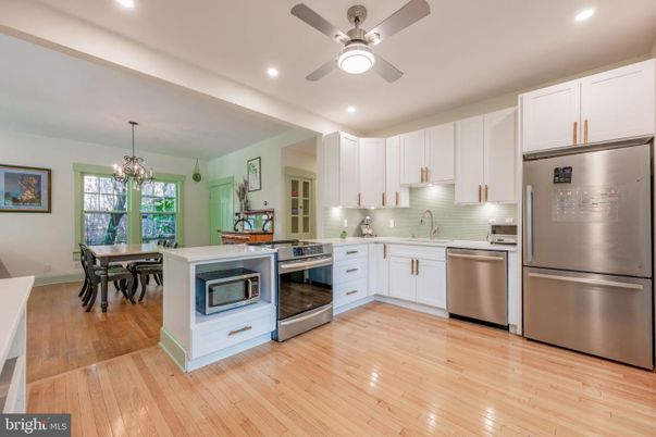 Chandelier, Dining room, Interior, Kitchen, Pendant Lights, Recessed Lighting, Stainless Steel Appliances, Wood Texture Flooring