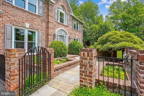Exterior, Facade, Brick Facade, Rowhouse