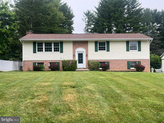 Backyard, Exterior, Facade, Brick Facade, Raised Ranch