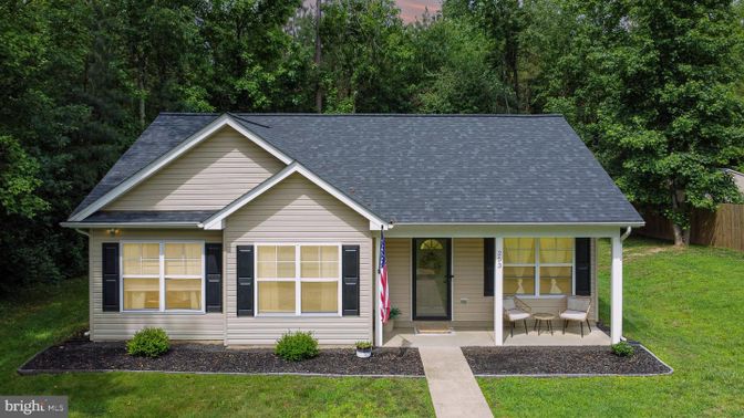 Exterior, Facade, Ranch