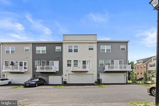 Attached, Exterior, Facade, Rowhouse
