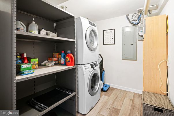 Interior, Washer, Wood Texture Flooring