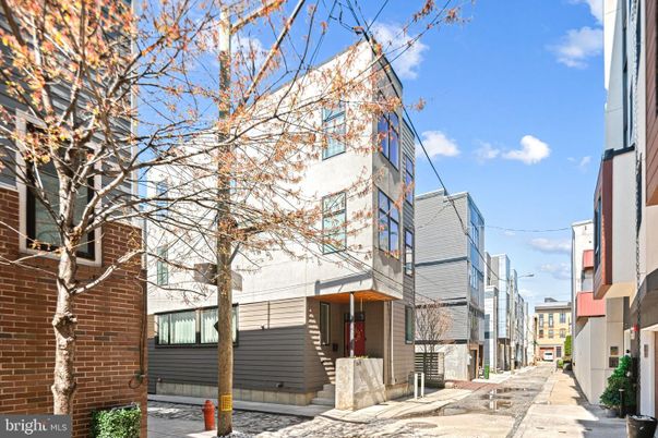 Exterior, Facade, Brick Facade, Rowhouse