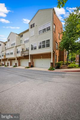 Attached, Exterior, Facade, Rowhouse