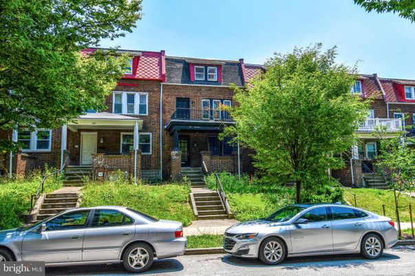 Exterior, Facade, Brick Facade, Queen Anne Victorian