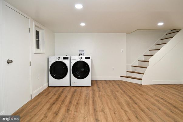 Interior, Recessed Lighting, Washer, Wood Texture Flooring