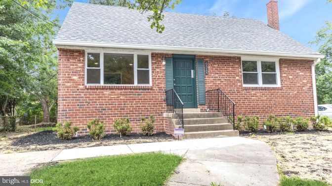 Exterior, Facade, Brick Facade, Cape Cod