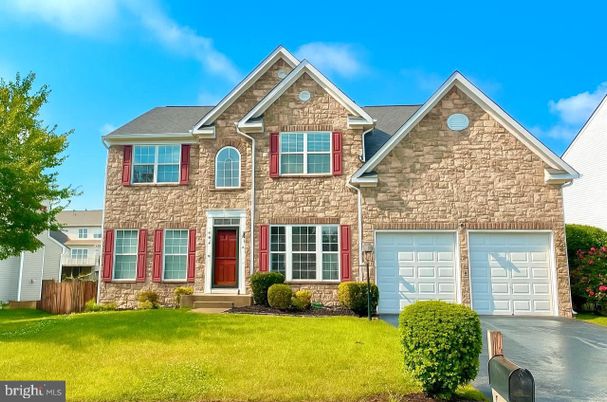 Attached, Exterior, Facade, Brick Traditional