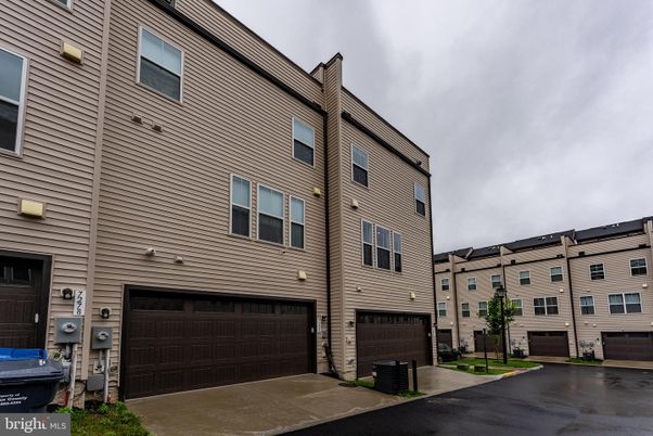 Attached, Exterior, Facade, Rowhouse