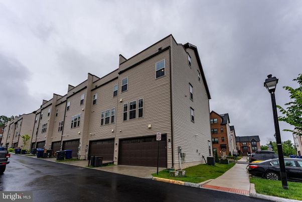 Attached, Exterior, Facade, Rowhouse