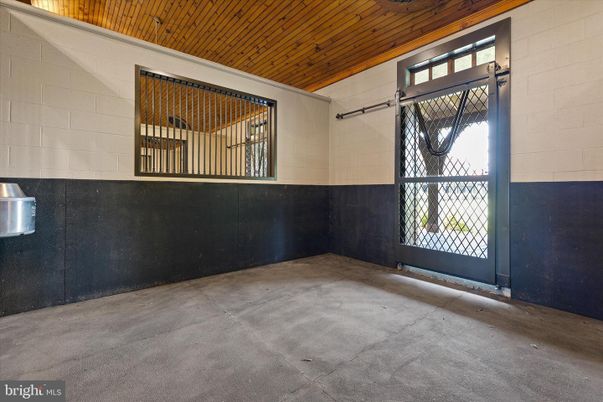 Empty room, Interior, Wooden Ceilings