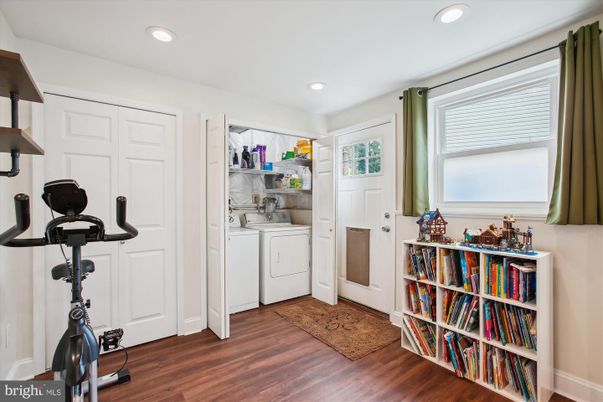 Fitness Equipment, Interior, Recessed Lighting, Washer, Wood Texture Flooring