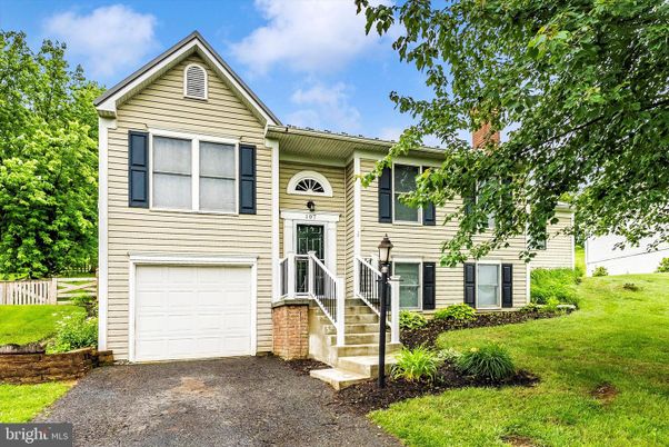 Attached, Exterior, Facade, Raised Ranch