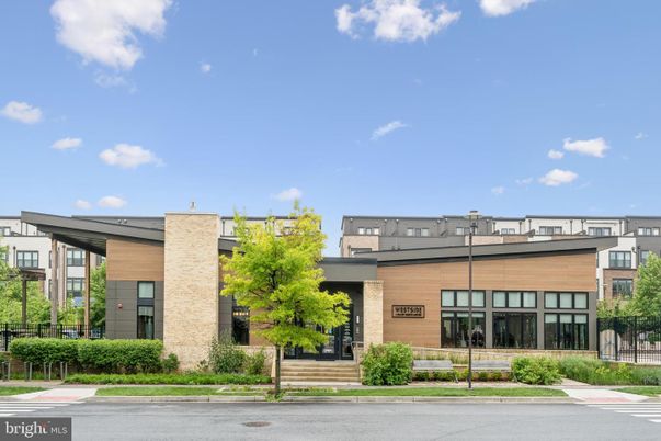 Exterior, Facade, Modern