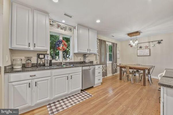 Dining room, Interior, Kitchen, Pendant Lights, Recessed Lighting, Wood Texture Flooring