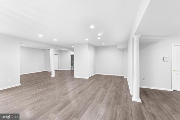 Empty room, Interior, Recessed Lighting, Wood Texture Flooring