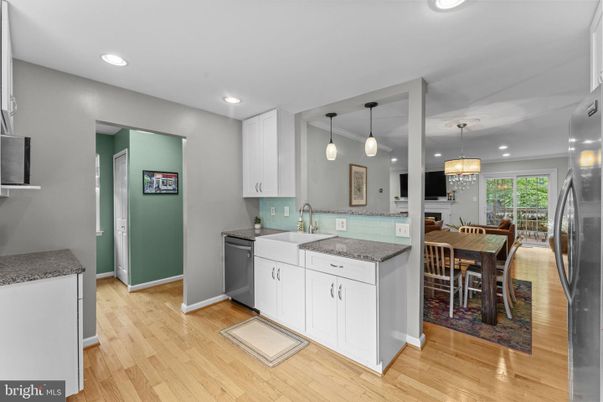 Dining room, Interior, Kitchen, Pendant Lights, Recessed Lighting, Wood Texture Flooring