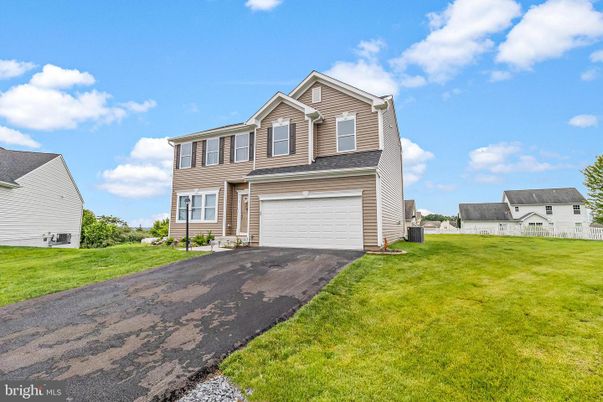 Attached, Exterior, Facade, Farmhouse