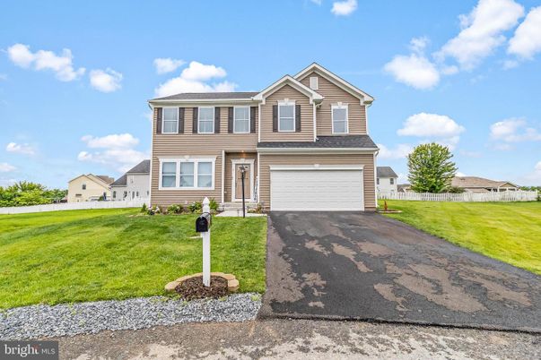 Attached, Exterior, Facade, Farmhouse