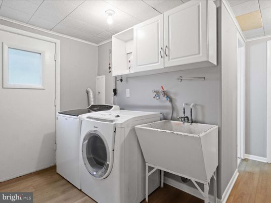 Interior, Washer, Wood Texture Flooring