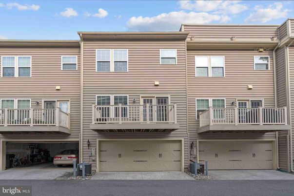 Attached, Exterior, Facade, Rowhouse