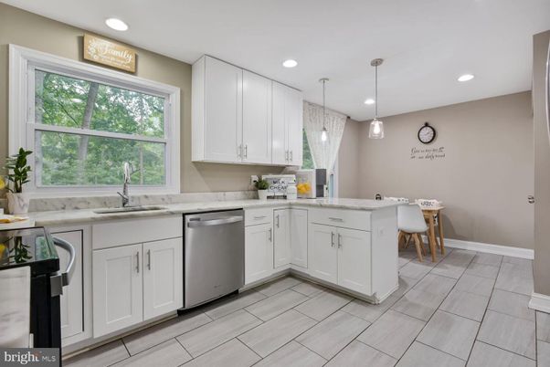 Dining room, Interior, Kitchen, Pendant Lights, Recessed Lighting, Stainless Steel Appliances