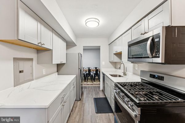 Dining room, Interior, Kitchen, Stainless Steel Appliances, Wood Texture Flooring