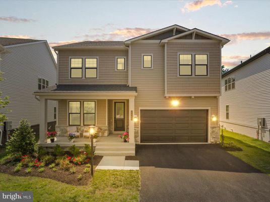 Attached, Exterior, Facade, American Craftsman