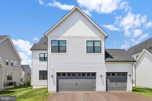 Attached, Exterior, Facade, Farmhouse