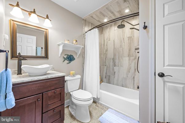 Bathroom, Interior, Marble Walls, Recessed Lighting