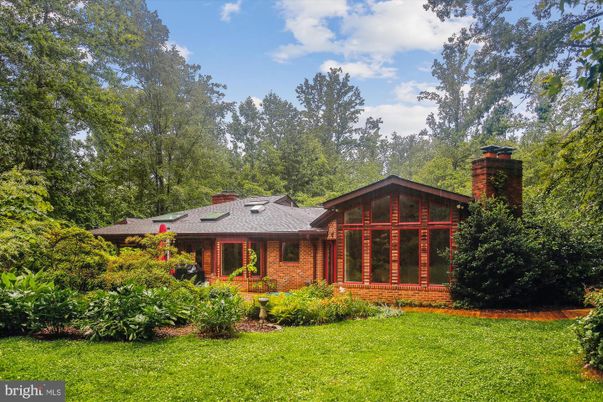 Backyard, Exterior, Facade, Brick Facade, Log Home