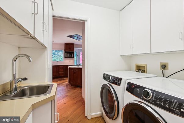 Interior, Washer, Wood Texture Flooring