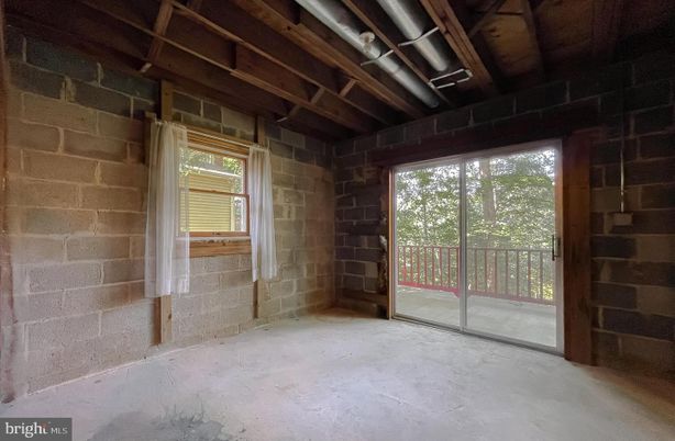 Empty room, Interior, Stone Walls, Wooden Beams